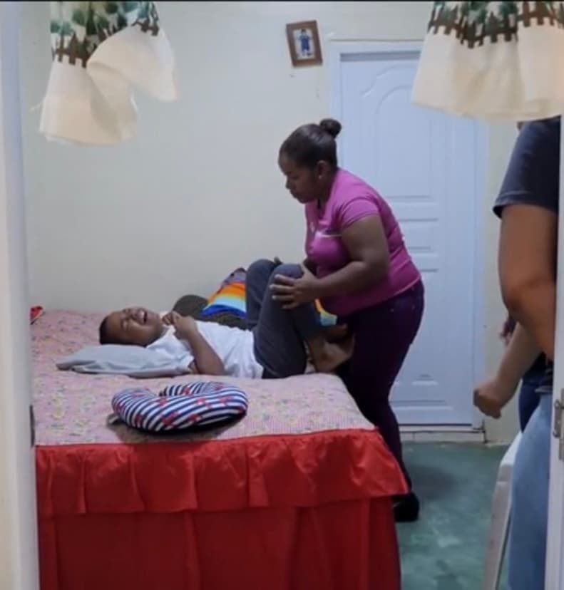 A partir de ese fatídico diagnóstico, la salud de Sebastián fue mermando a gran velocidad y, en menos de un año, el pequeño ya no puede hablar, ver, caminar y hasta tiene problemas graves para comer. 
<br>