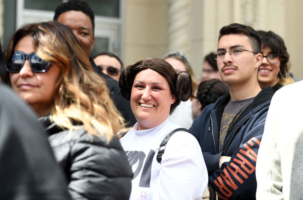 A la distancia, entre el público, destacaban admiradoras con el peinado que hizo famoso Carrie Fisher como la princesa Leia.