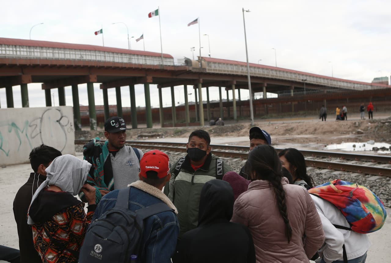 Un grupo de migrantes reunidos en un punto de la frontera en Ciudad Juárez tras ser expulsados de Estados Unidos.
<br>
<br>El titular de Secretaría de Bienestar de Baja California, Nezahualcóyotl Jáuregui Santillán, aseguró que trabajarán con el gobierno federal para atender a los migrantes venezolanos. Dijo que analizan la posibilidad de improvisar un espacio para reubicarlos en Tijuana y otro en Mexicali.