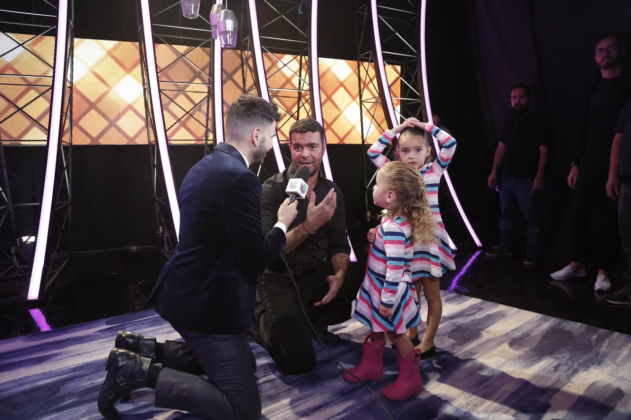 Las niñas no se despegaron de su papá por el resto de la entrevista.