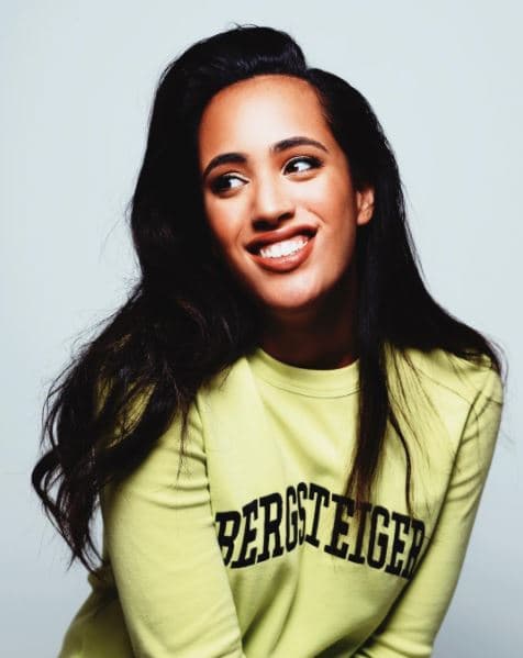 Simone tiene la frescura de cualquier chica de su edad, y en Instagram suele compartir fotos al lado de sus amigas, sus mascotas, su mamá, y por supuesto, de su padre.