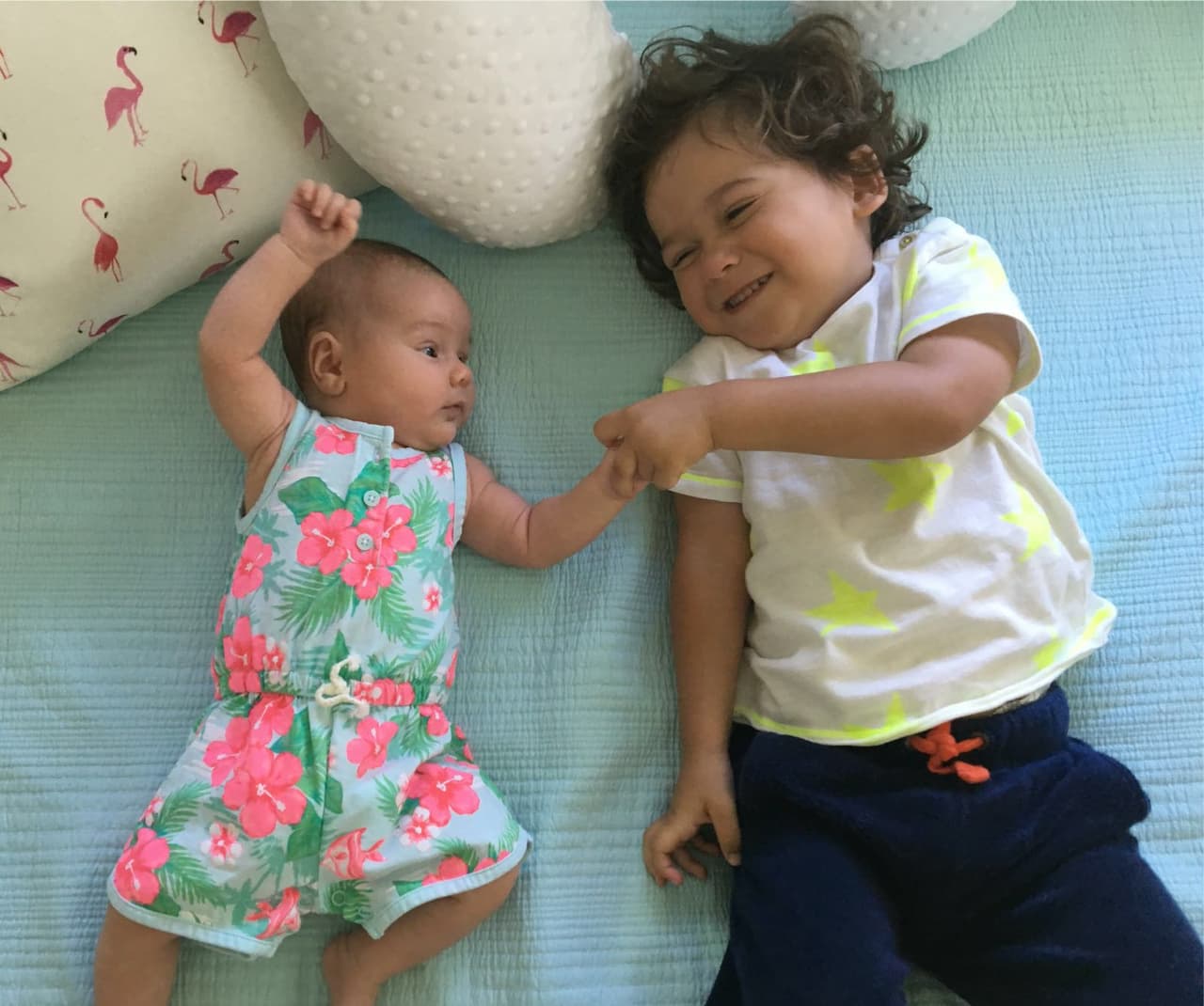 Este par de chiquitos ya se divierten juntos.
