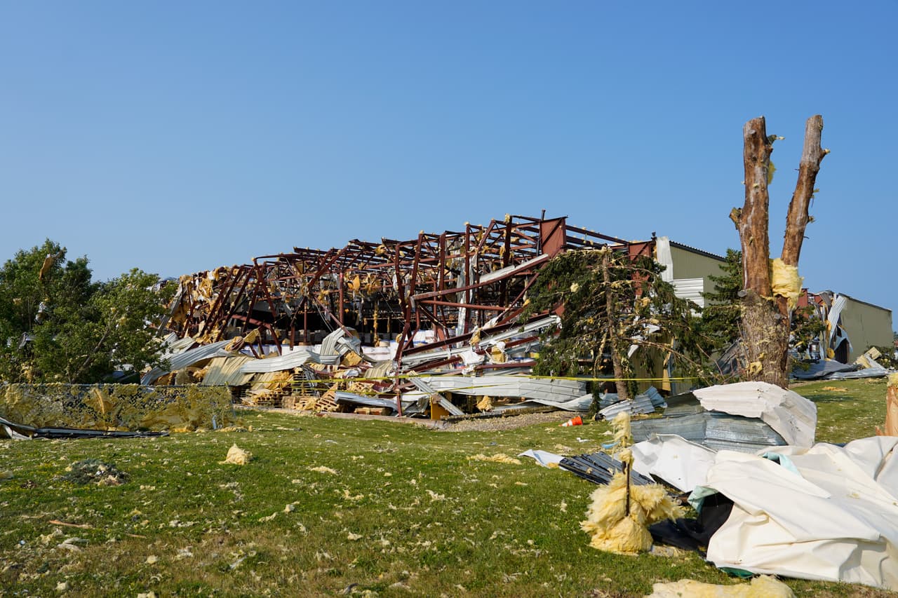 Escombros rodeaban un almacén dañado tras el paso de un tornado que azotó Appleton, Wisconsin, el martes 28 de julio de 2026.
