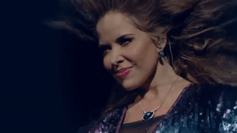 <b>Pelo Suelto </b>
<br>
<i>"Voy a traer el pelo suelto, </i>
<br>
<i>Voy a ser siempre como quiero, </i>
<br>
<i>Voy a olvidarme de complejos, </i>
<br>
<i>A nadie voy a tener miedo".</i>