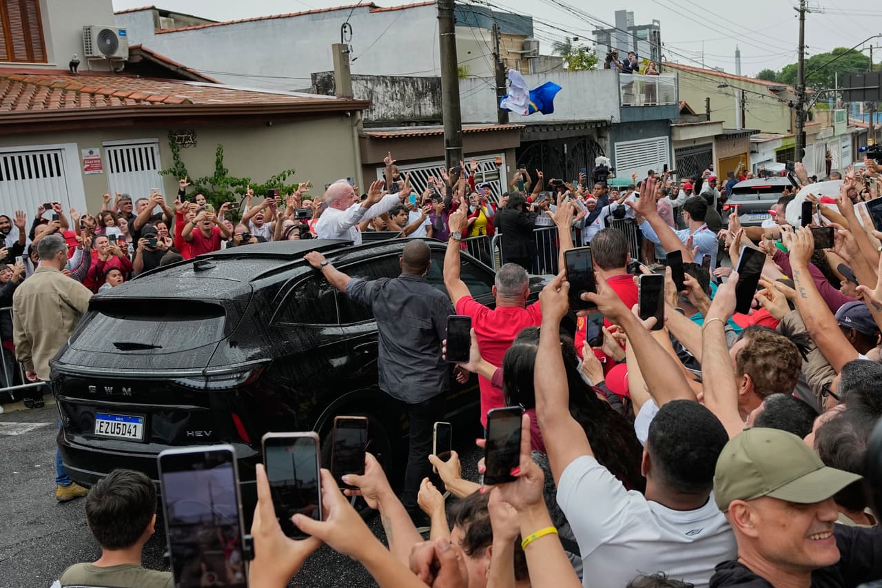El presidente Luiz Inácio Lula da Silva, que busca la reelección, saluda tras votar en la segunda vuelta de las elecciones presidenciales en São Bernardo do Campo, Brasil.