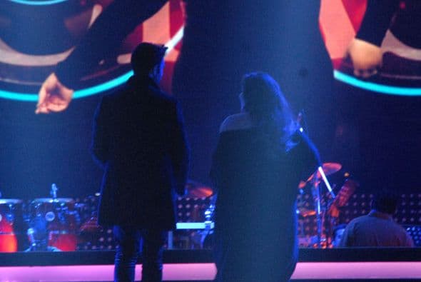 Jencarlos subió al escenario para checar el número de la boricua.