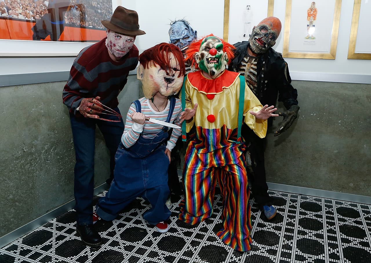 Asistir a ir a una casa embrujada en interior donde la gente puede estar apiñada, tiene un
<b> riesgo alto de propagación del coronavirus</b>, según los CDC.
<br>