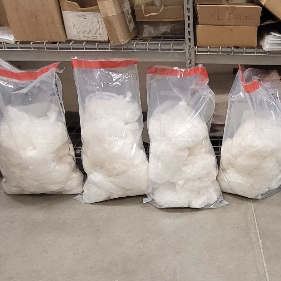 Los agentes de Ajo detuvieron a tres presuntos narcotraficantes con casi 190 libras de metanfetamina al sur de Why. Los presuntos contrabandistas intentaron huir a pie, pero los alcanzaron en las cuatrimotos. Los ciudadanos mexicanos y la evidencia fueron entregados al Departamento de Investigación de ICE.