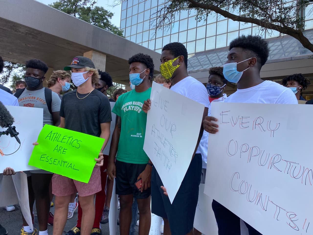 El distrito también informó que el aprendizaje en persona no está programado hasta el próximo mes de octubre.
<br>