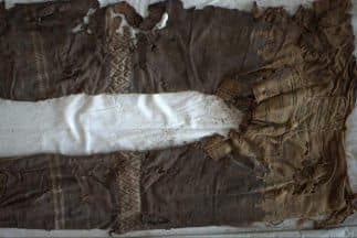 El pantalón está cosido a partir de tres piezas de lana marrón, una para cada pernera y una tercera para la entrepierna. (Crédito: Instituto Arqueológico de Alemania)