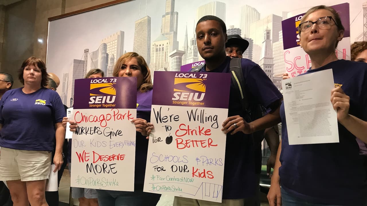Trabajadores de CPS y del Distrito de Parques de Chicago, presentan cartas informando que están dispuestos a irse a huelga.