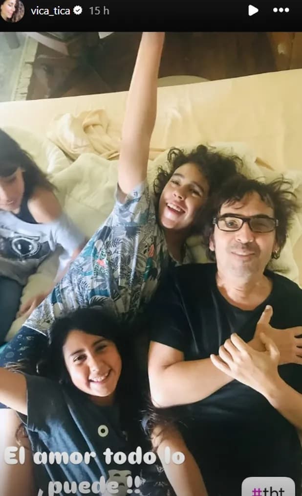 Vica Andrade, esposa de Memo del Bosque, publicó esta fotografía de él con sus hijos.
