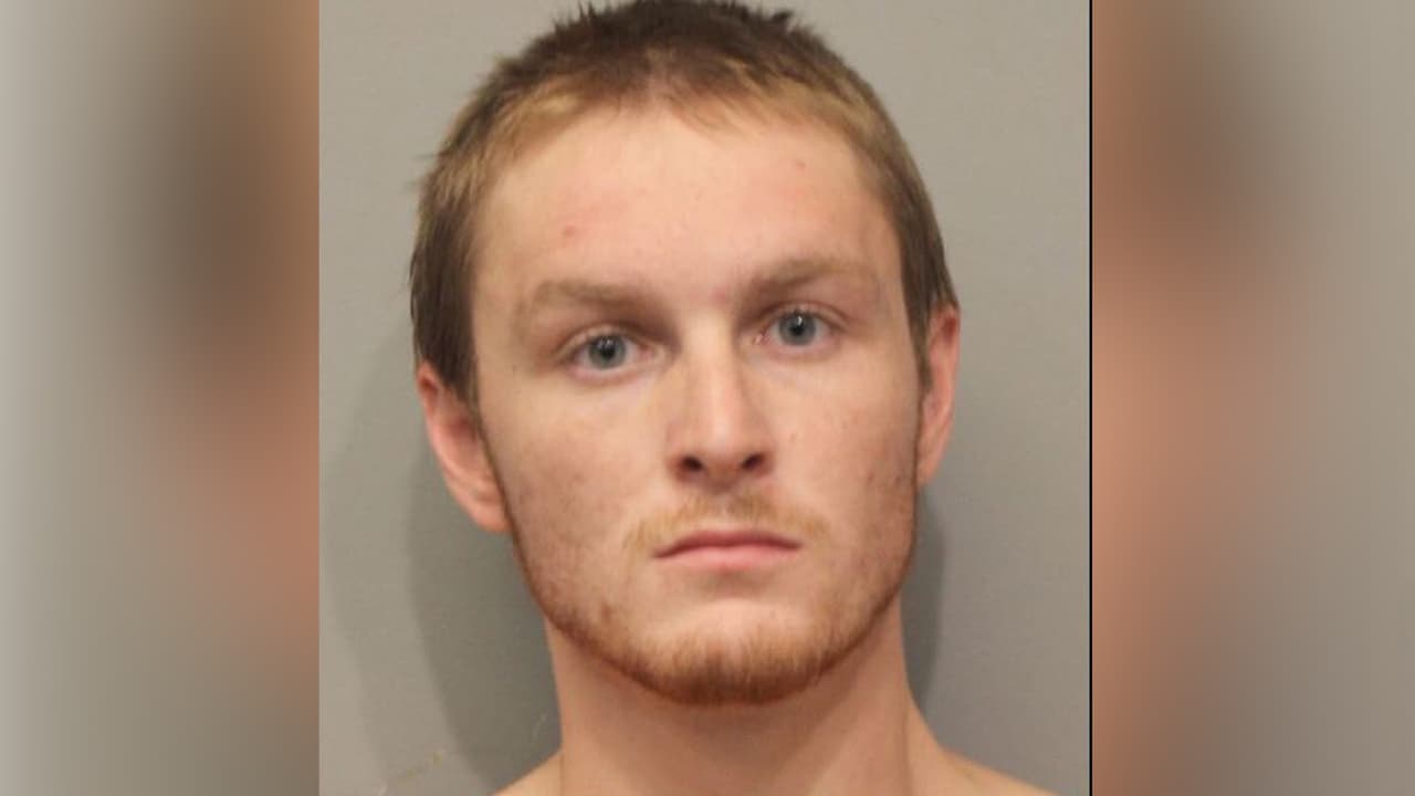 Alexander Camillo enfrenta cargos por robo de vivienda, posesión de sustancias controladas, posesión de un arma de fuego y poner a una menor en peligro. La Agencia de Servicios de Protección al Menor (CPS) tiene a la pequeña bajo su custodia.
<br>