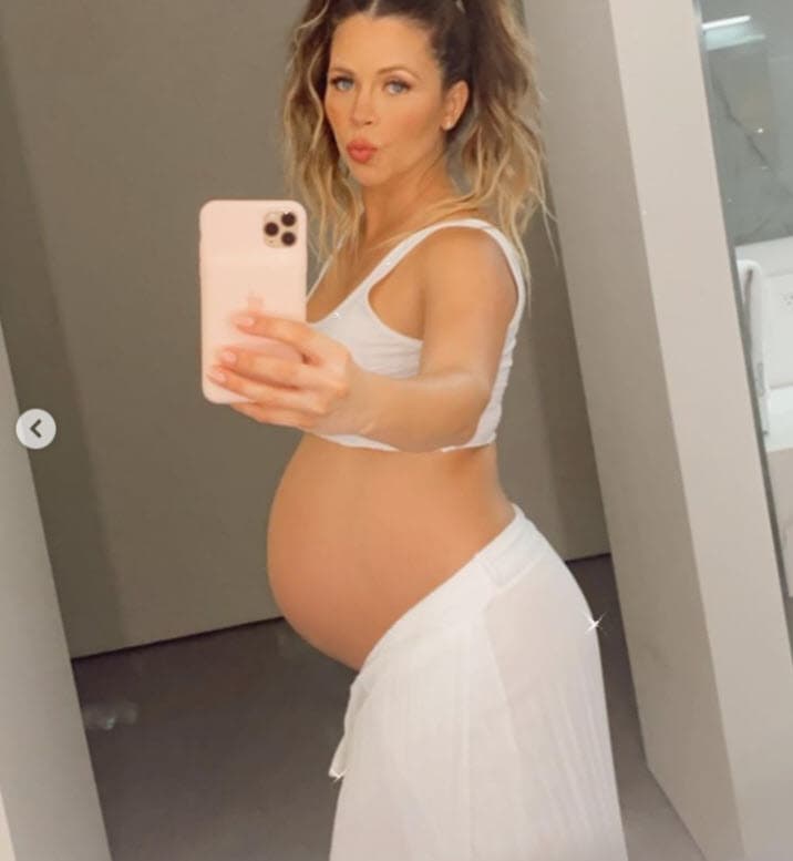 "Este virus no es un chiste, viendo cómo los ha tumbado a ellos, está tenaz, así que cuando salgan cuídense. Es imposible vivir encerrados pero cuando salgan pónganse la mascarilla", insistió el adolescente.
<br>