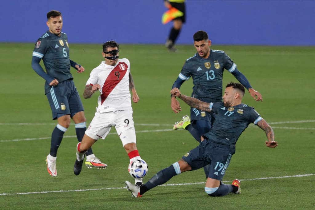 Lautaro Martínez saca un cabezazo al final del primer tiempo y le da la victoria 1-0 a Argentina sobre Perú.
