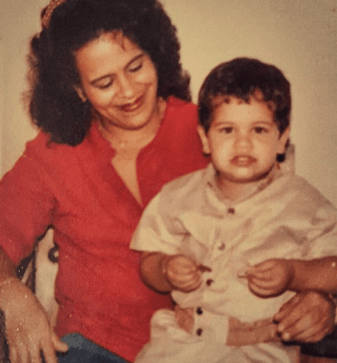 Su madre ha sido un gran ejemplo en su vida y fue de ella de quien heredó el gusto por la cocina.