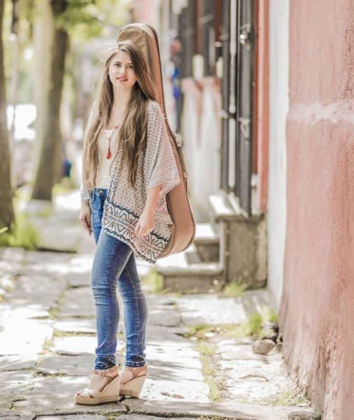 La joven actriz estudió una licenciatura en música y vivió varios años en Estados Unidos.