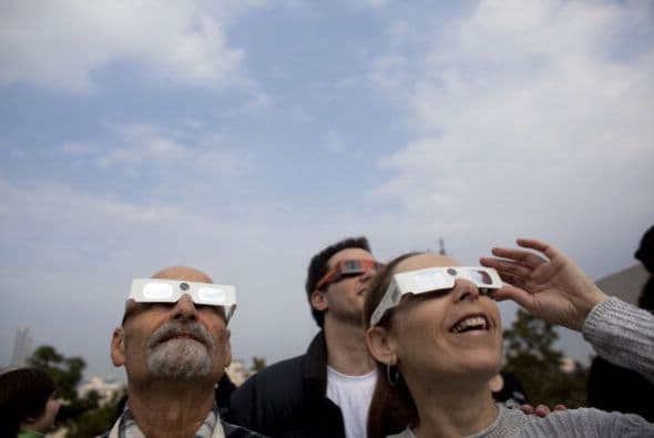 ¿Dónde veremos este gran espectáculo de la naturaleza? El eclipse será observado el día 23 de octubre del 2014 en el momento de la salida del Sol en las regiones más orientales de Rusia, luego la sombra de la Luna avanzará hacia el Este sobre el estado americano de Alaska y el Pacífico Norte. Por Profesor Zellagro