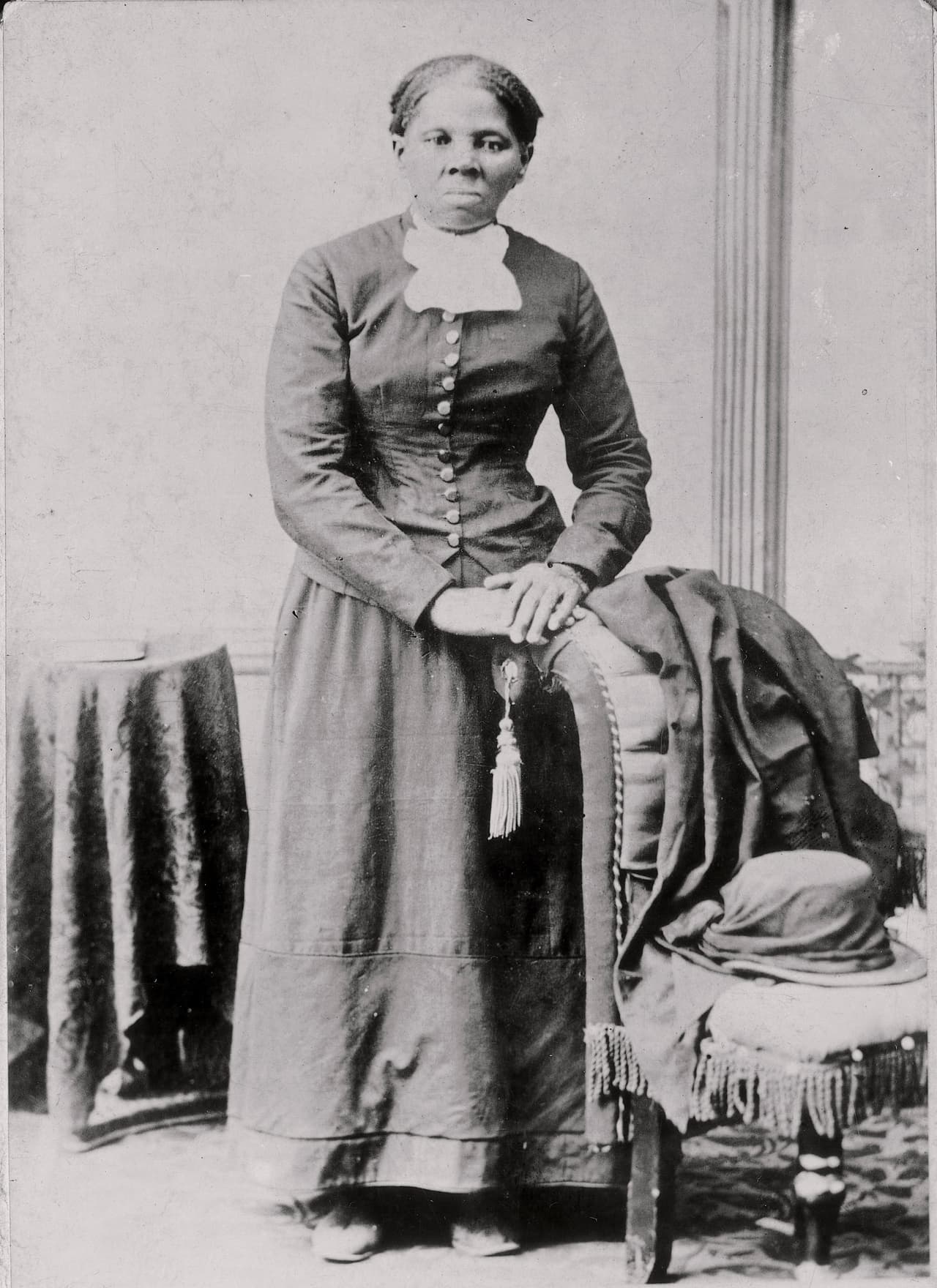 <b>Una heroína de la justicia racial en Estados Unidos |</b> Fue Harriet Tubman, quien nació en la esclavitud, escapó a Philadelphia en 1849 y ayudó con información de inteligencia a las fuerzas de la Unión durante la Guerra Civil.
<br>
<br>Sobre su valiente escape, Tubman contó a su biógrafa Sarah Bradford: 
<b>"Me miré las manos para ver si era la misma persona. Ahora era libre. Fue un momento glorioso: el sol se filtraba como oro a través de los árboles y me sentí como si estuviera en el cielo", </b>según un artículo de la organización Amnistía Internacional.