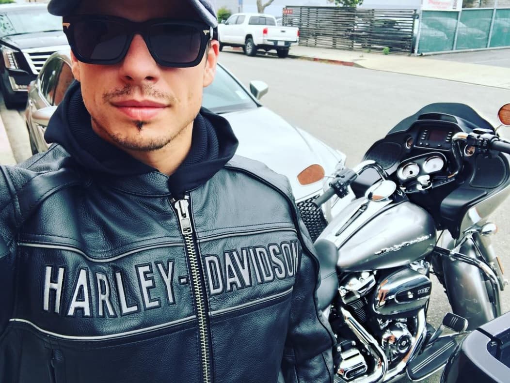 Casper Smart es fanático de las motocicletas y la velocidad, pero durante su noviazgo con Jennifer estuvo alejado de sus hobbies, debido a que JLo es enemiga de las actividades que arriesgan el físico.