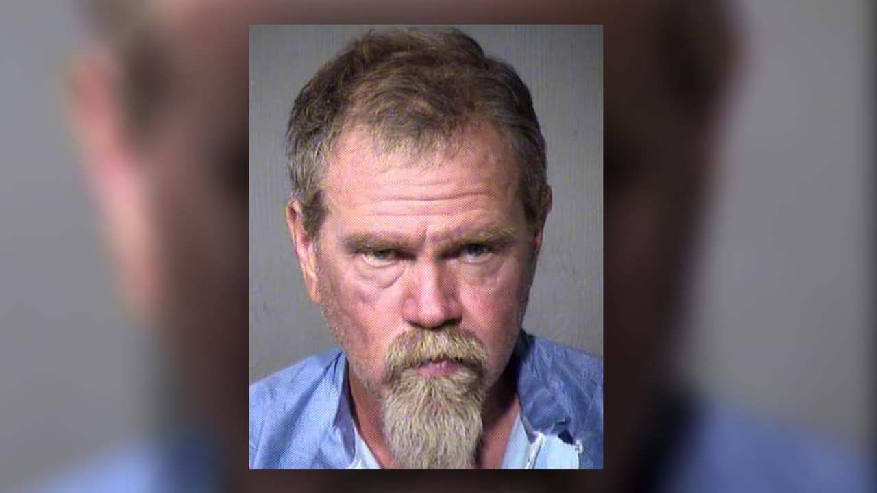 Encontró un hombre muerto cerca de su campamento y robó partes del cadáver en lugar de reportarlo