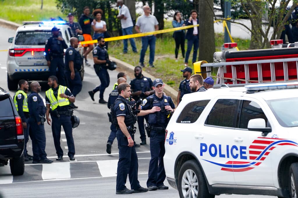 Hay una gran presencia policial cerca de la escena donde ocurrió el tiroteo en 4100 Connecticut Avenue, cerca de la intersección de Van Ness Street.