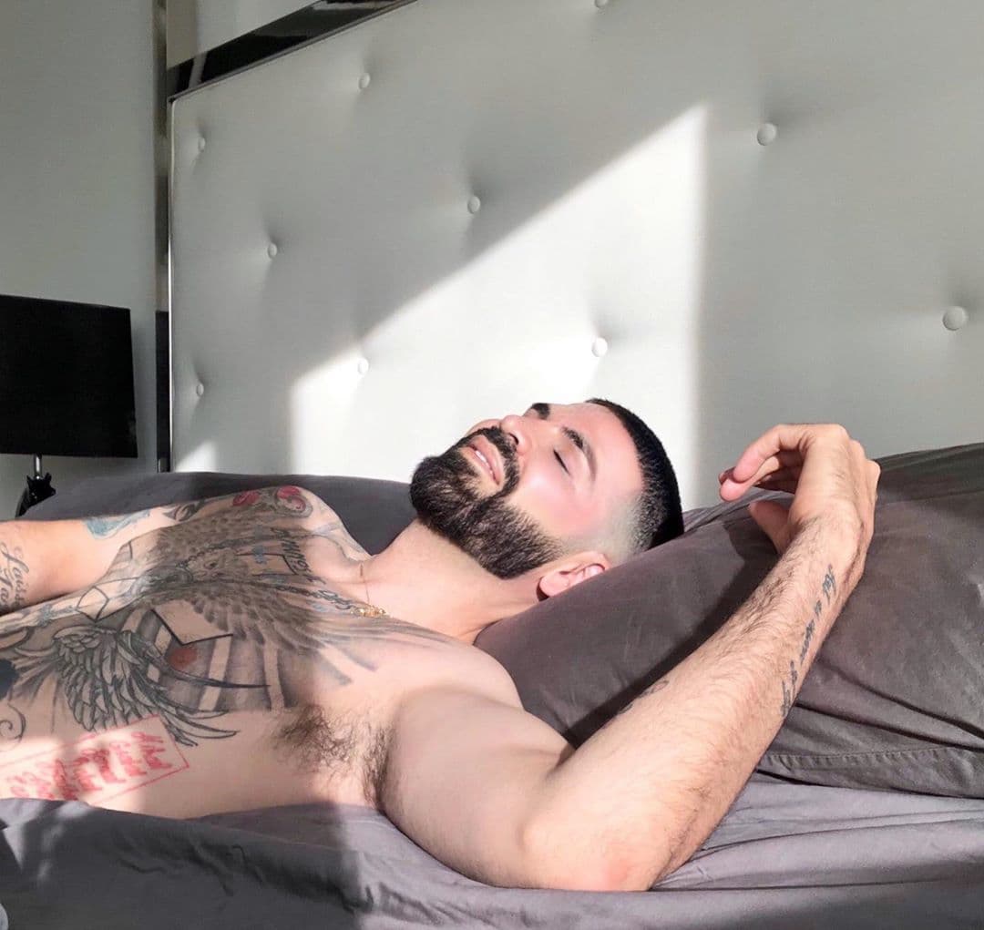 “Ahora si me deshereda de verdad (me siento entre la espada y la pared)” comentó Jomari Goyso en la publicación.