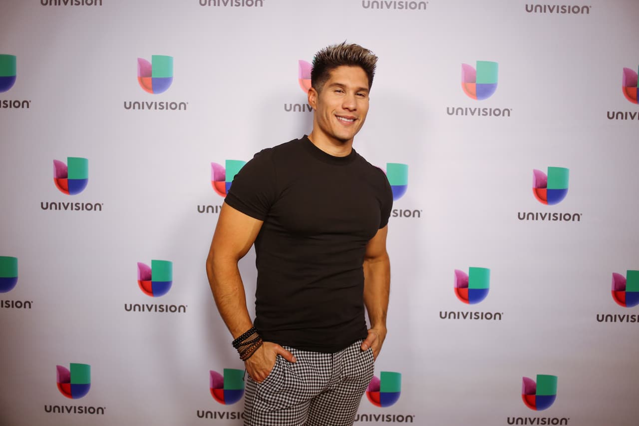 Chyno Miranda llegó muy seriecito a la cita.