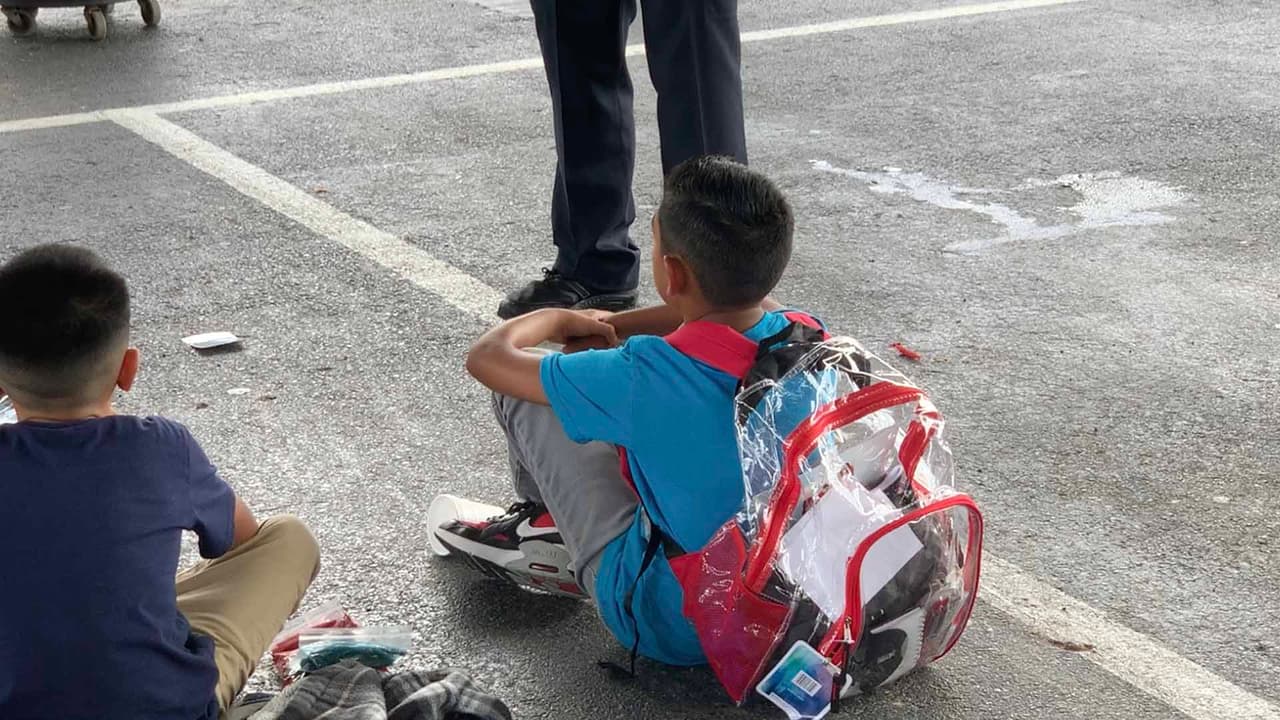 Tratar de no hablarles con palabras que los niños no entiendan, pero a la vez no asustarlos para que no se dejen llevar por el miedo.