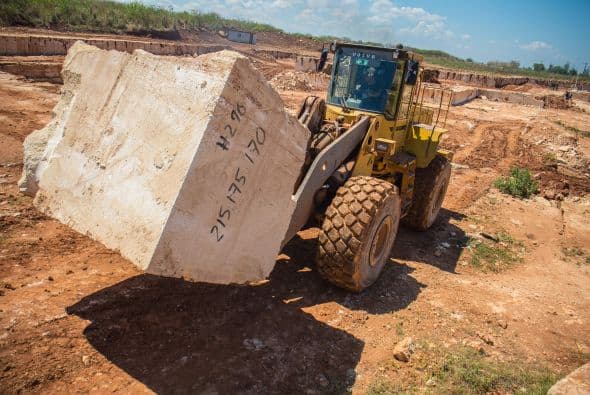 La cantera de la jaimanita, explotada desde hace 40 años, está en Playa Baracoa, al costado de la ruta costera entre La Habana y Mariel, no lejos de la Escuela Latinoamericana de Medicina.