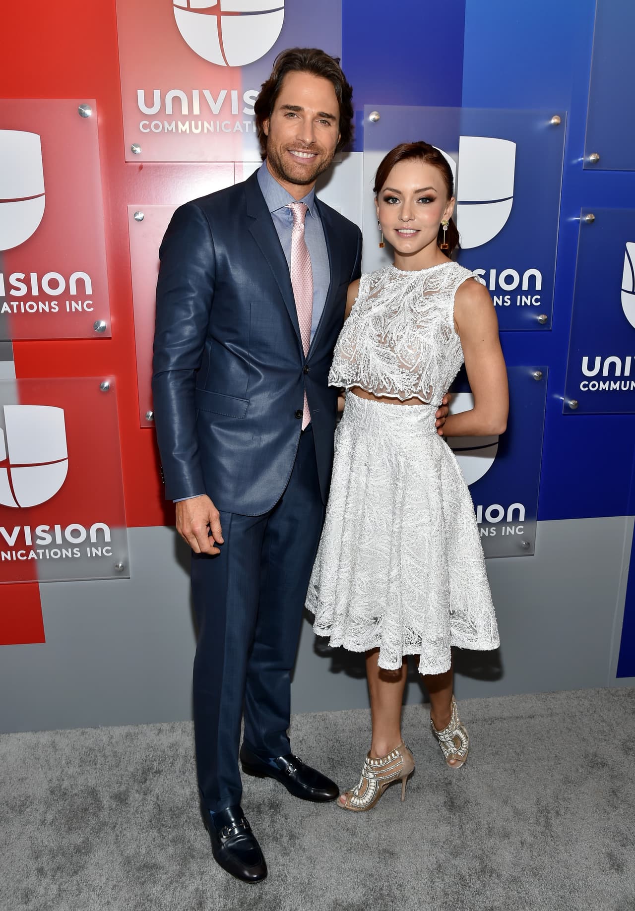 Las celebridades iniciaron su relación sentimental en septiembre el 2014 y desde entonces Sebastián y Angelique se han consolidado como una de las parejas más estables y consentidas del medio del espectáculo.