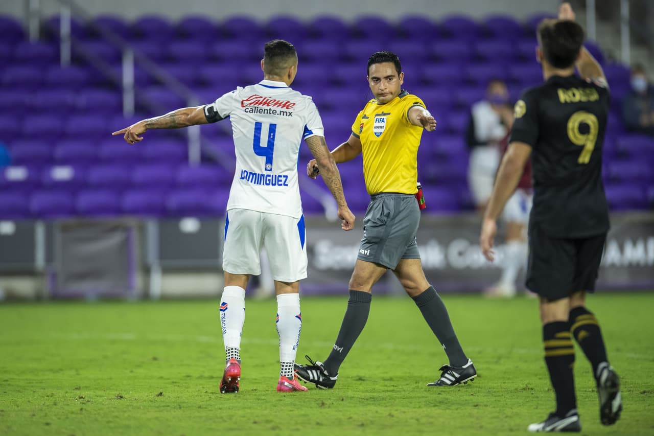 Carlos Vela y Kwadwo Opoku consiguen imponerse al Cruz Azul 2-1 en partido único y avanzan a las semifinales del torneo.