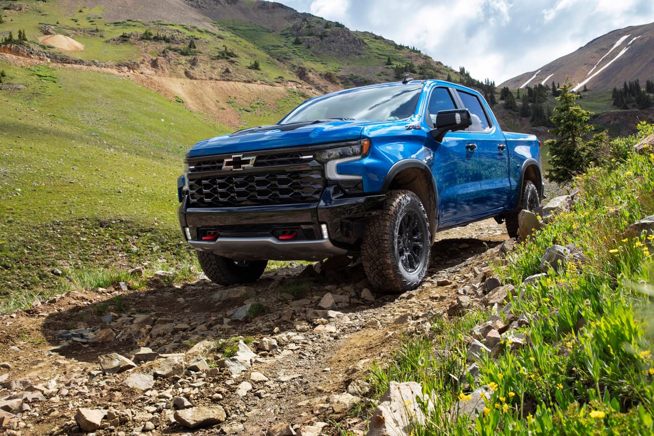 Según el fabricante, aunque esta versión ZR2 se convierte en la más agresiva de la gama, no fue diseñada para competir de manera directa con la 
<a href="https://www.univision.com/carros/ford-f-150-raptor-2021-tercera-generacion-detalles-fotos" target="_blank">Ford F-150 Raptor</a> y la 
<a href="https://www.univision.com/carros/pruebas-de-manejo/test-del-ram-1500-trx-2021-la-nueva-super-pickups">Ram 1500 TRX</a>, puesto que también incluye características de confort y otros atributos de mayor utilidad para el manejo diario sobre el asfalto.