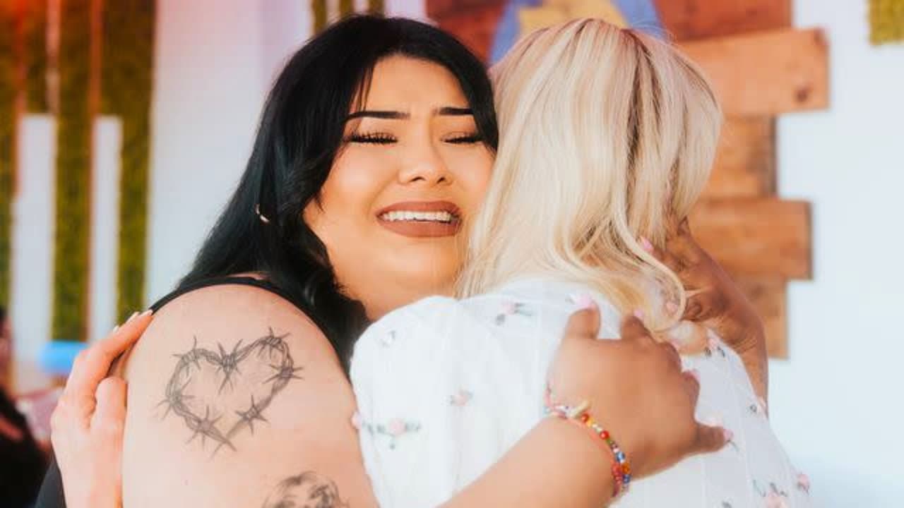 Bibiana González abraza a Paris Hilton luego de recibir, de la estrella de televisión y heredera de un imperio hotelero, un auto nuevo como regalo.