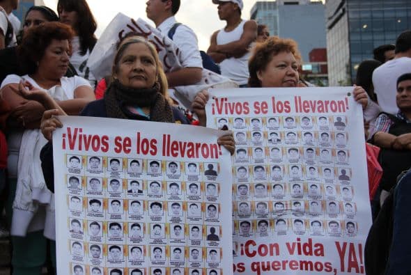 "No nos cansamos, los padres de familia no dormimos, no comemos, queremos de regreso a nuestros hijos", gritaban los padres de los estudiantes. (Crédito: Roberto Bustamante)