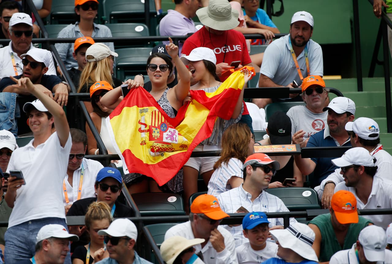<b>Españoles</b>. Hay alrededor de 810,000 en el país. Su promedio de edad es de 36 años, 36% tiene educación universitaria y tienen un ingreso anual promedio de 65,000 dólares, solo superado por los argentinos. 91% son ciudadanos estadounidenses (solo superado por los puertorriqueños), el 63% posee casa propia y en 2017 solo el 8% no tenía seguro médico, en estos tres apartados figuran en primer lugar entre los 15 grupos de origen latino más grandes.
<br>