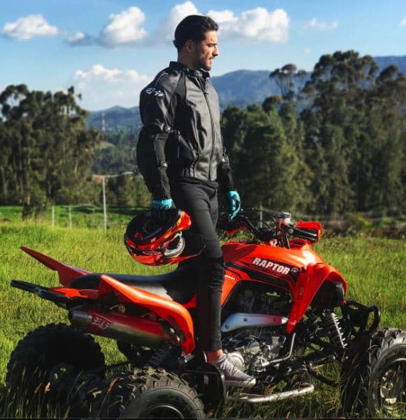 Pero no sólo le gusta andar en auto, 
<b>Maluma también presume de sus habilidades en motocicleta</b>.