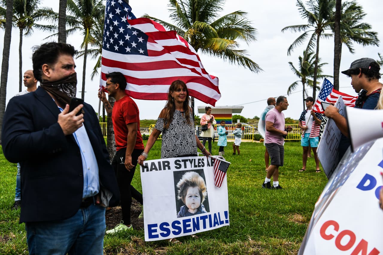 Otros gritaban que las barberías y peluquerías son un negocio esencial.