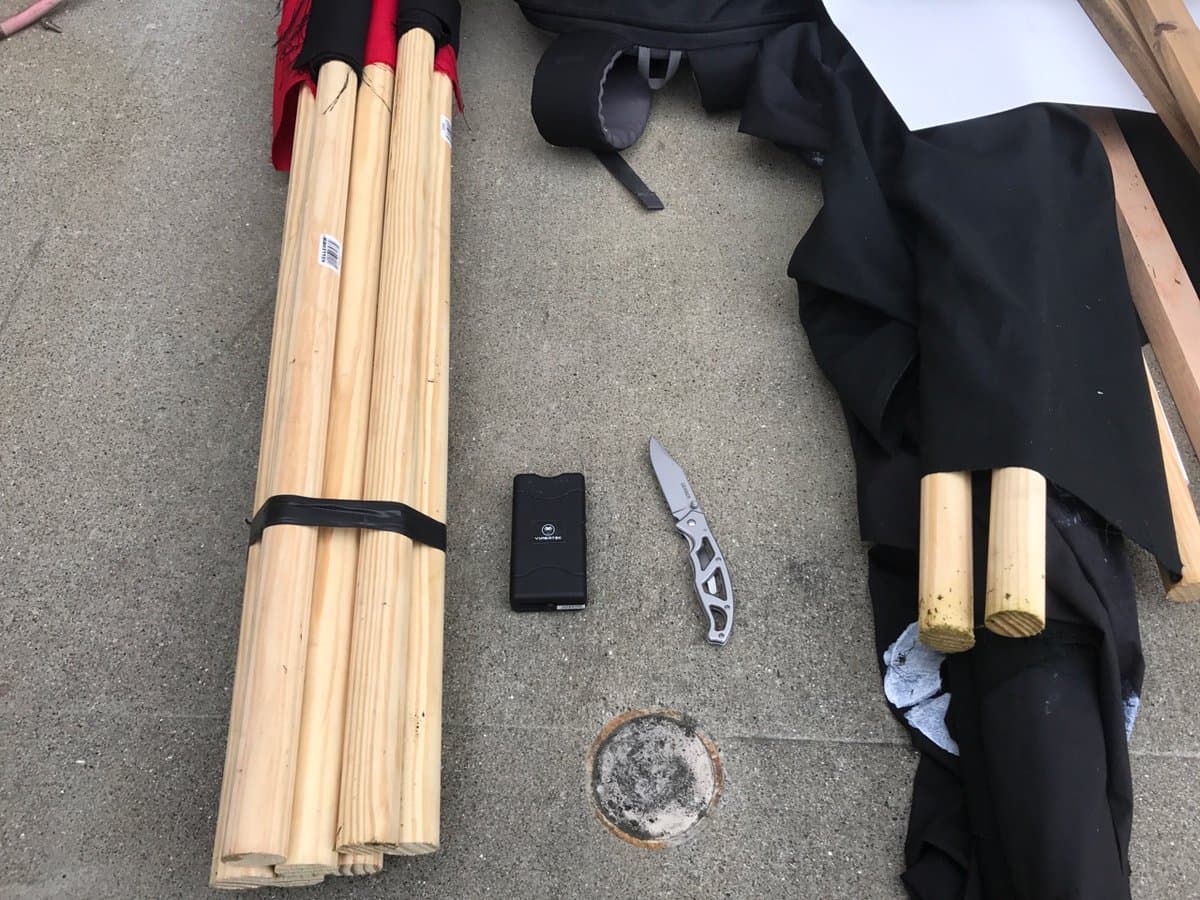 Objetos decomisados por la Policía de Berkeley durante los enfrentamientos.
