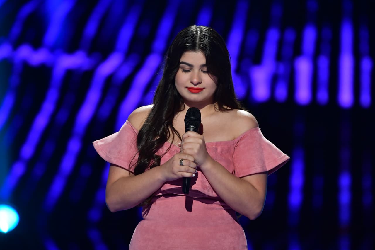 Al concluir su actuación vino el momento de escuchar la opinión de los jueces. Los comentarios no la favorecieron. Ella trató de conservar la calma.