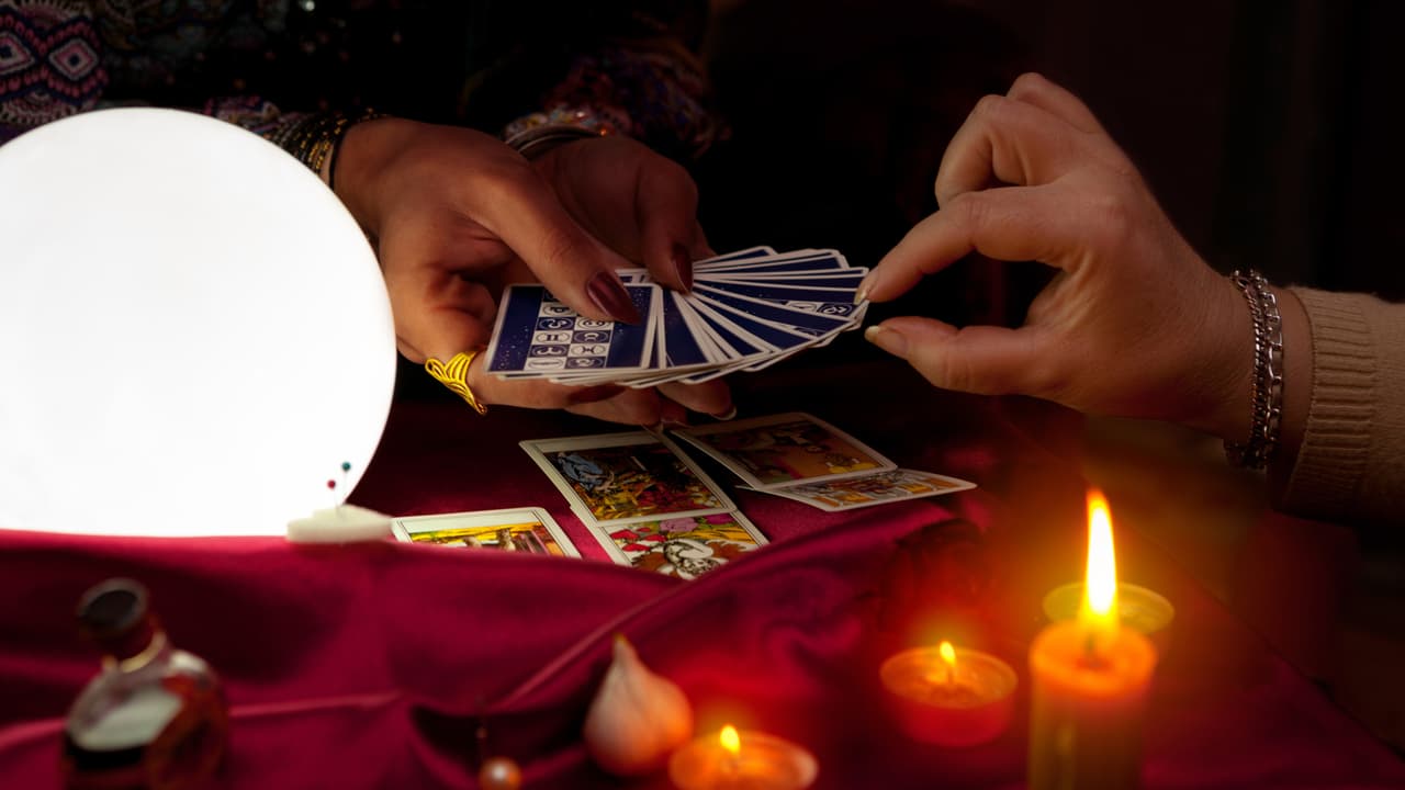 Los Arcanos Menores comprenden 56 cartas que representan situaciones cotidianas y diferentes clases de personas que rodean la vida del consultante.