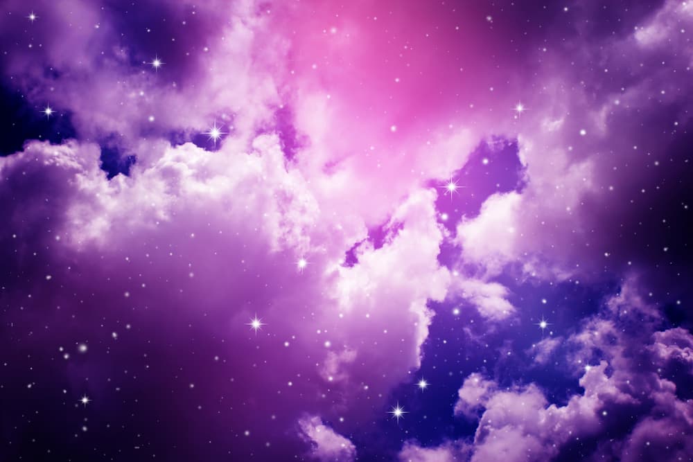 <b>Octubre: El ángel de la luz</b> 
<br>Maravilloso ser para el mes de octubre, quien llega diciendo que en los momentos de oscuridad recuerdes que es cuando más debes abrir tu corazón a Dios para que entre su luz. Imagina una bella luz de color blanco, dorado o violeta que baja del cielo y se instala en tu alma, expandiéndose hasta cubrirte totalmente y generando un brillo en tu interior y a tu alrededor.
<br>