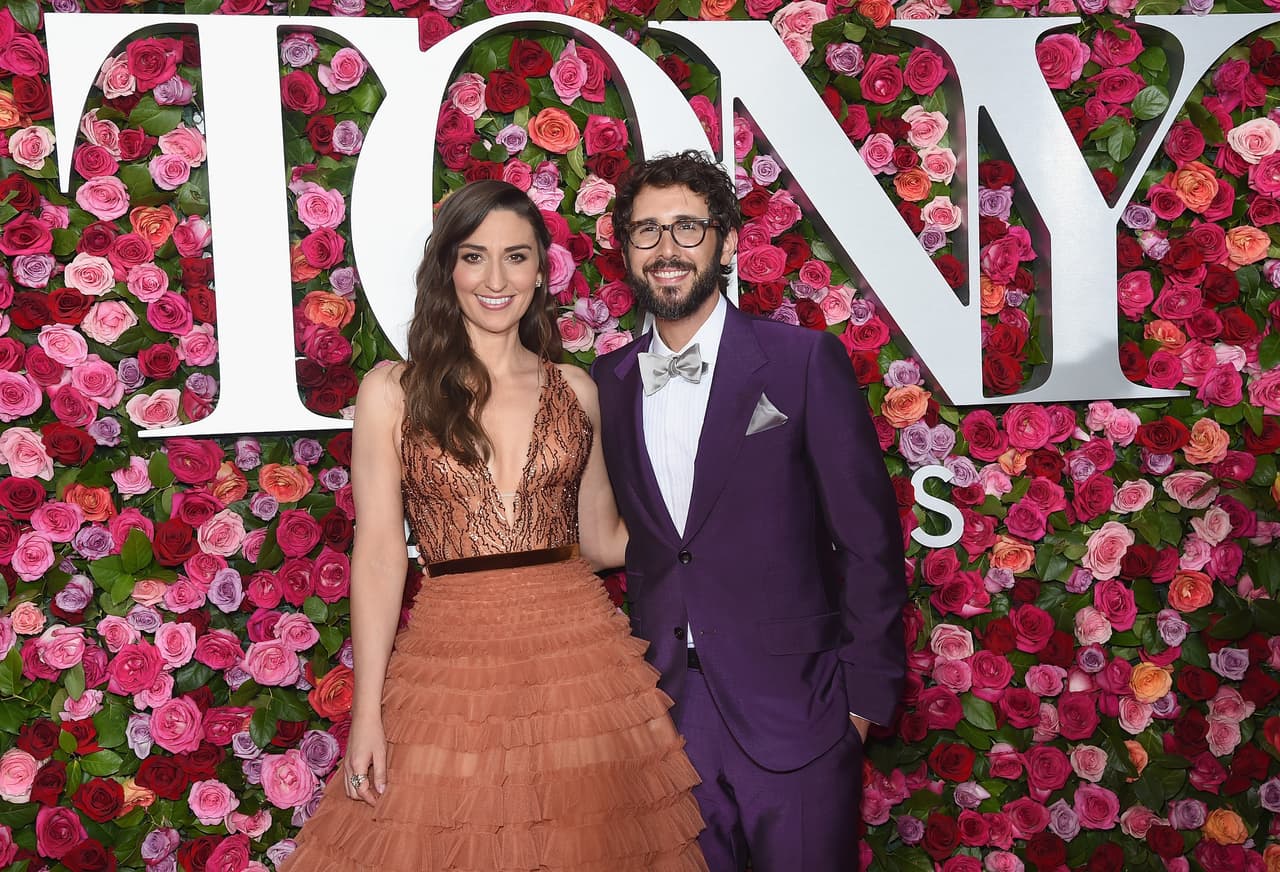 Este año la conducción del show estuvo a cargo de la dupla conformada por la compositora musical y nominada a los premios Tony, Sara Bareilles y el actor nominado al Tony, escritor y cantante Josh Groban.
