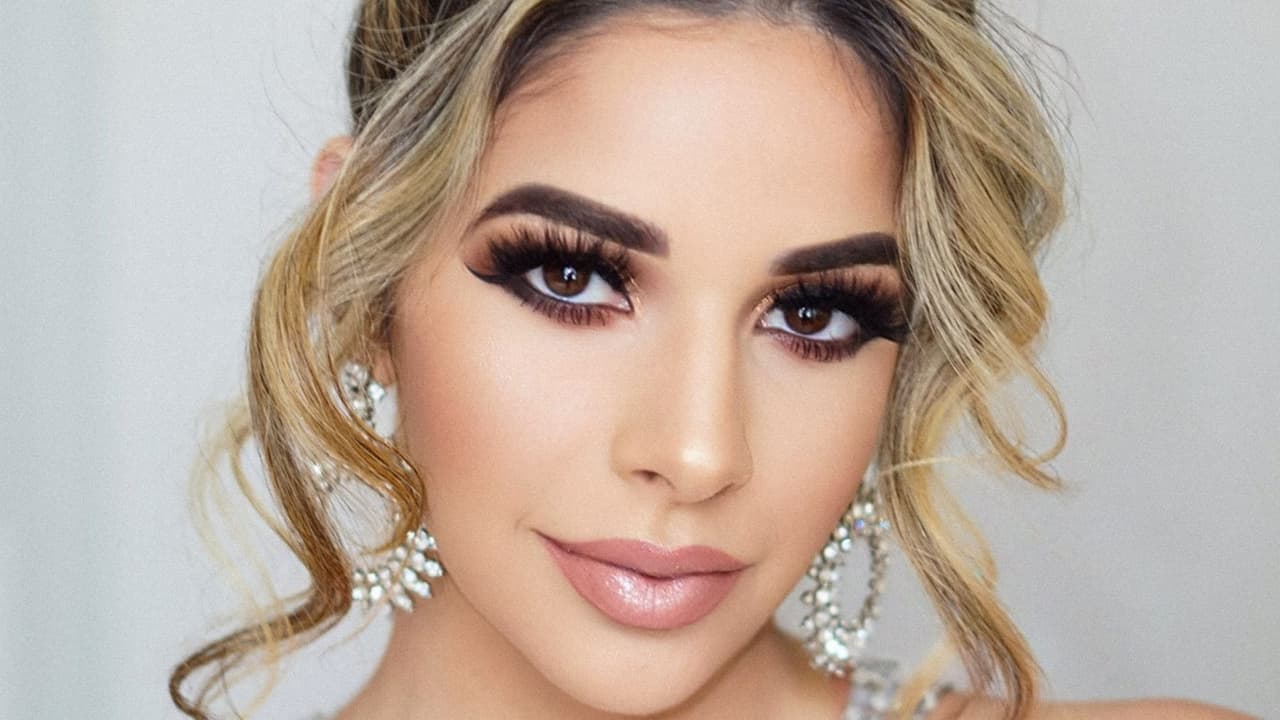 La reconocida maquillista Darsys Milian revela su secreto para realzar los párpados caídos con la técnica del "cut crease".