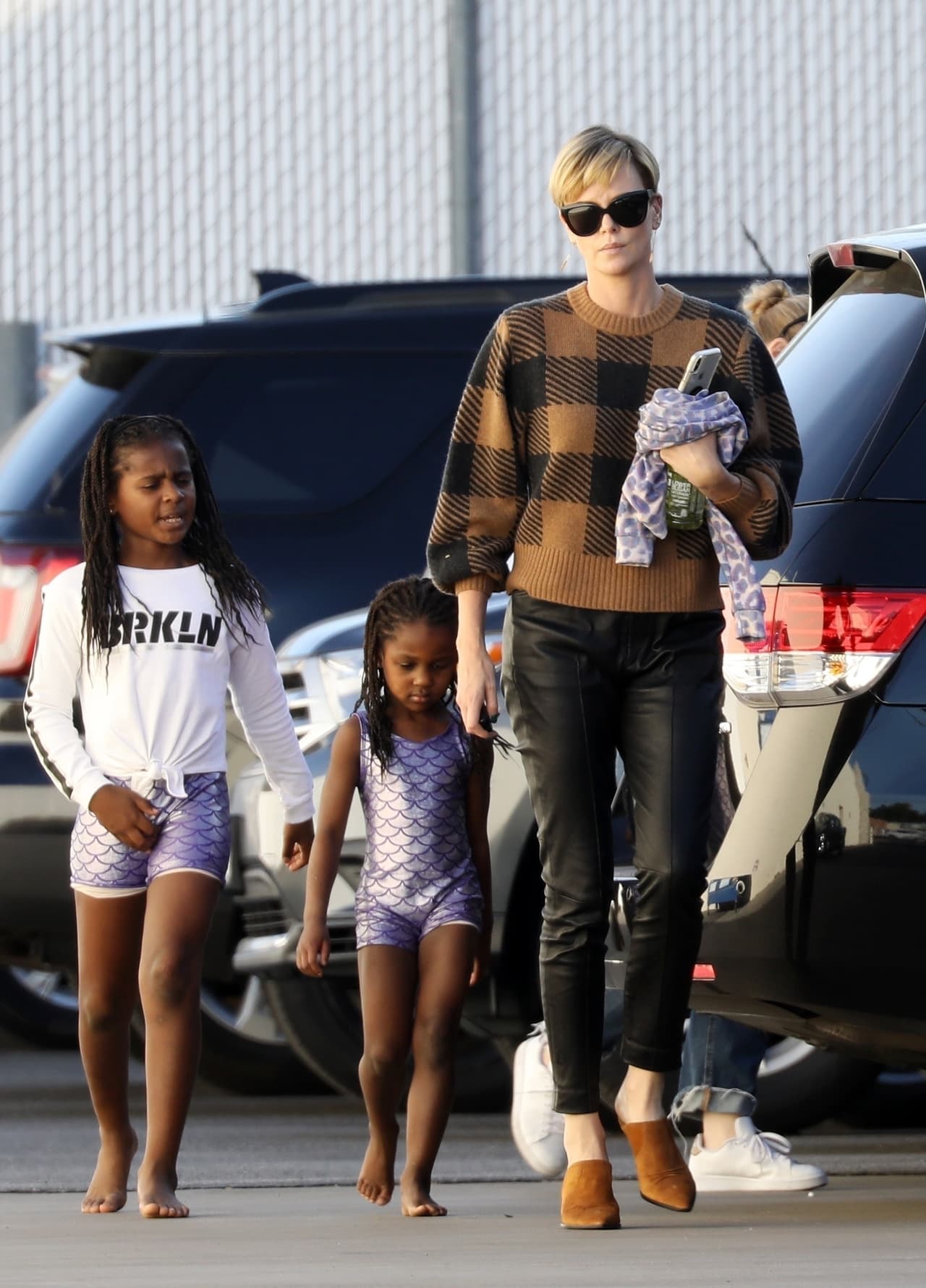 <b>Charlize Theron </b>
<br>
<a href="https://www.univision.com/deportes/las-peliculas-de-charlize-theron-que-han-sido-aclamadas-mundialmente-fotos">La actriz sudafricana</a> tiene dos hijas: Jackson, adoptada en 2012, y August, a quien adoptó en 2015.