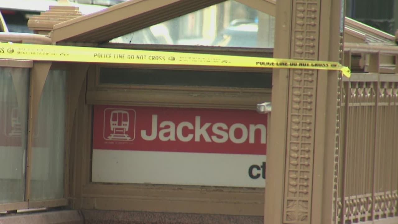 Un hombre es atropellado fatalmente por un tren de la línea roja de la CTA después de ser empujado a las vías