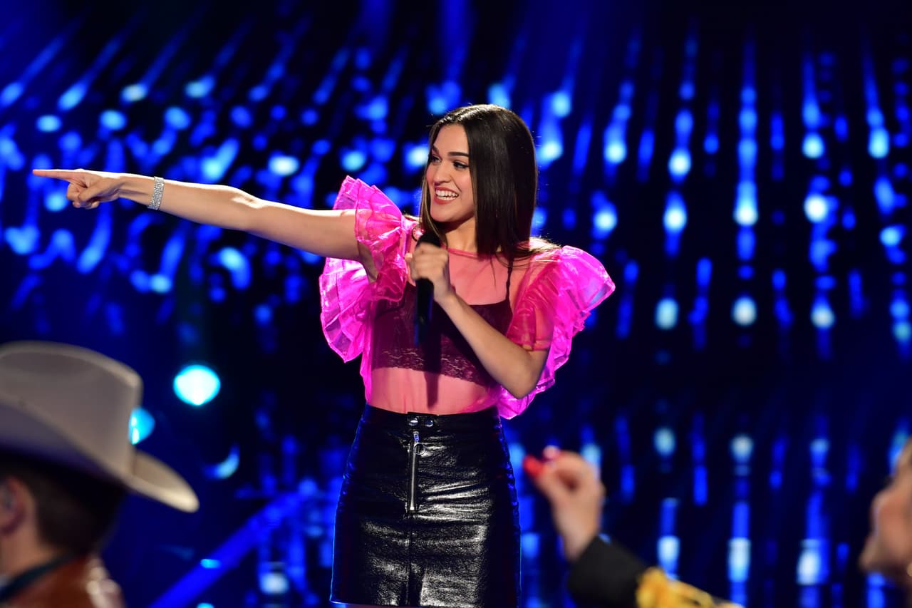 Andrea aprovechó la oportunidad para saludar a alguien importante en el público.