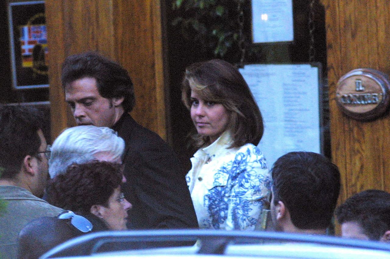 Al final del intercambio la periodista, que en ese momento tenía 34 años, agradeció el tiempo del artista. "Nos encanta hablar contigo... hablas bastante.". Entonces,
<a href="https://www.univision.com/especiales/premio-lo-nuestro/asi-fue-la-primera-entrevista-que-hizo-myrka-dellanos-a-luis-miguel-y-donde-empezo-todo" target="_blank">Luis Miguel </a> tomó la mano de la presentadora y le dio un beso en la mejilla. Sin soltarle la mano aseguró, “me encanta hablar contigo”.