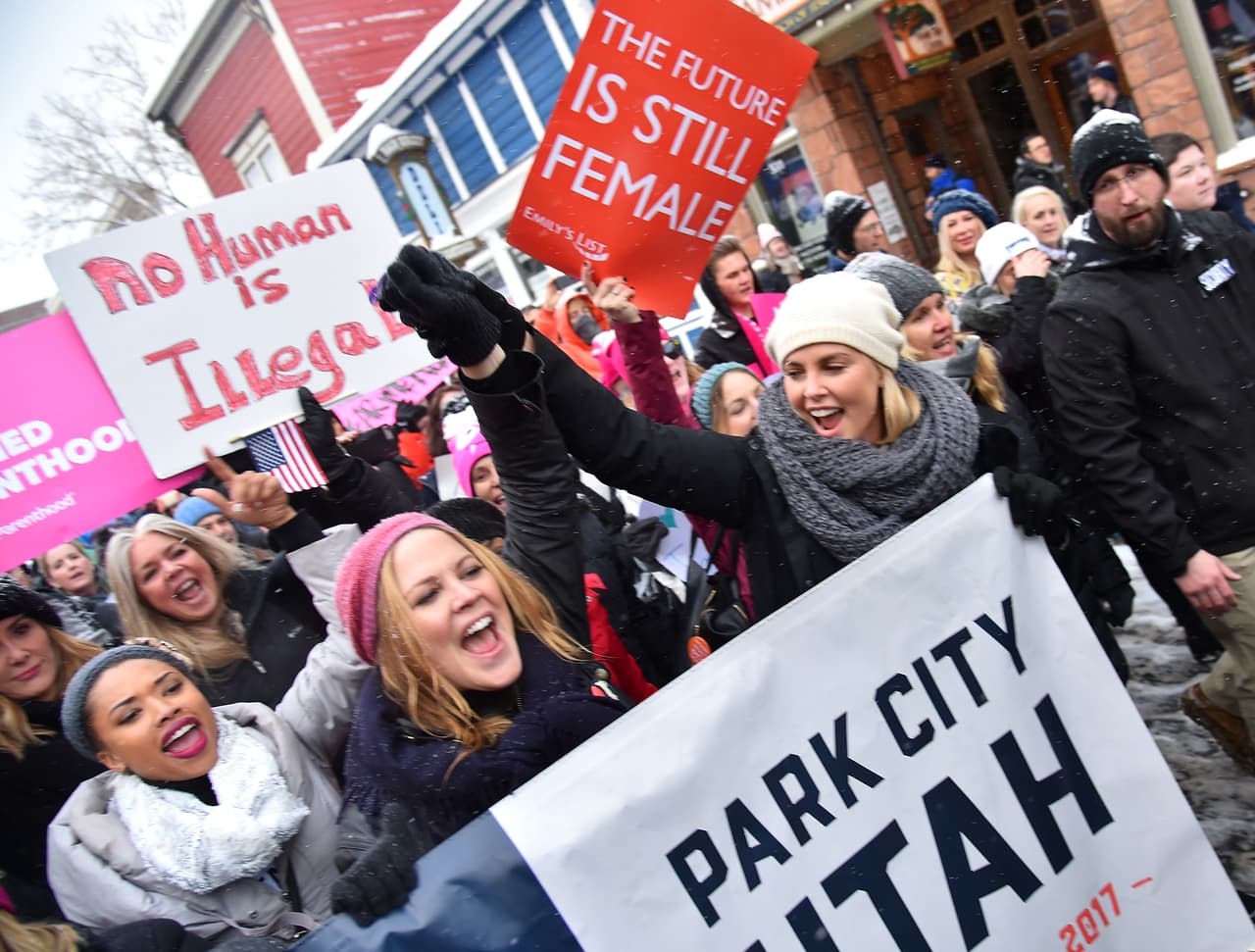 Charlize Theron se levantó en solidaridad en la marcha de Sundance, en Utah.