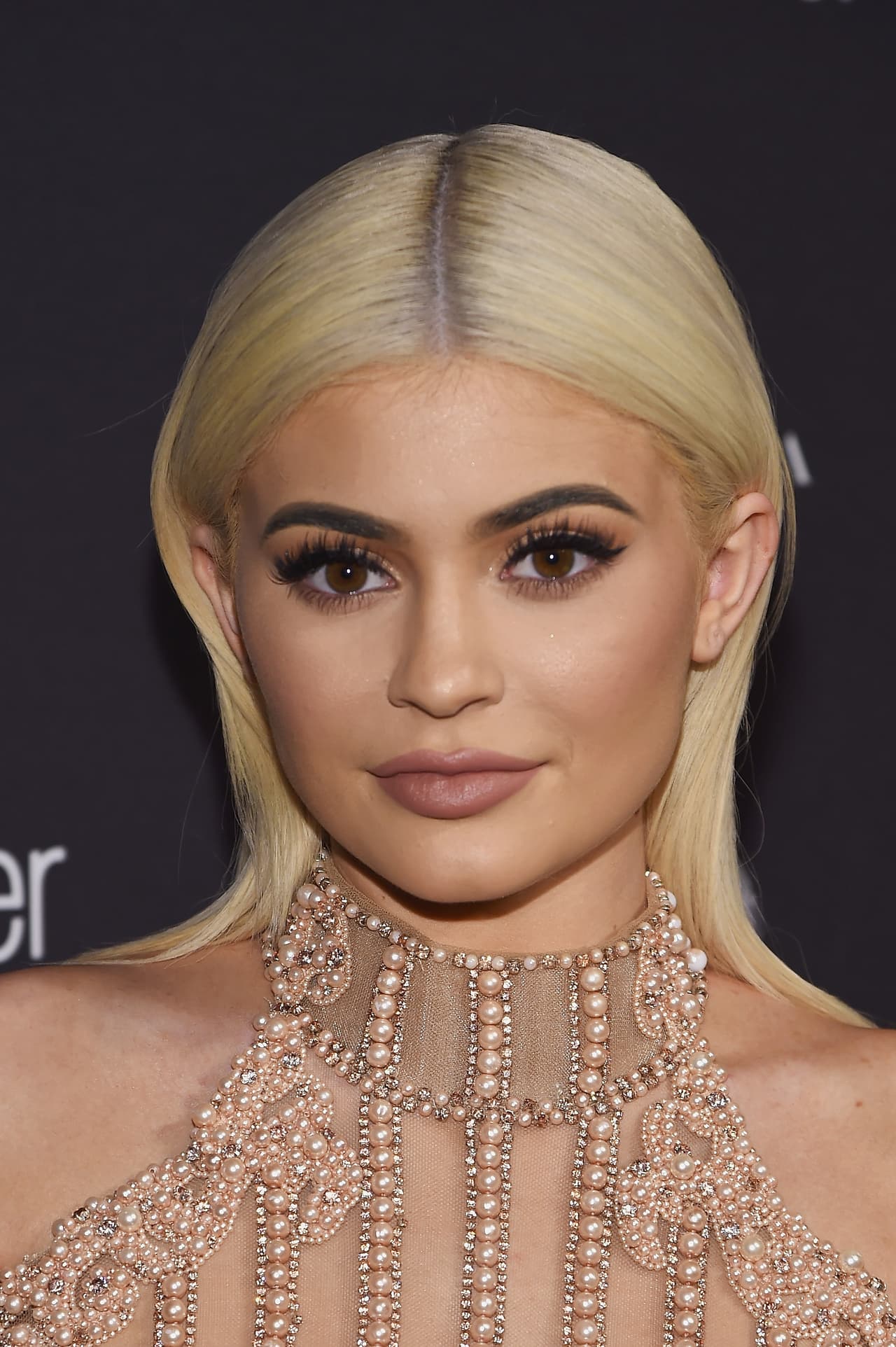 Kylie se ha convertido en una sensual rubia y ya la comparan con Marilyn Monroe, ¿qué opinas?